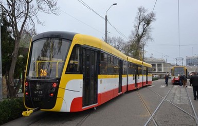 По Одессе начал курсировать самый длинный трамвай Украины