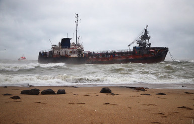 У берегов Одессы терпит бедствие танкер, экипаж отказывается эвакуироваться из-за судовладельца