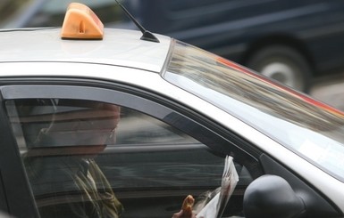 Во Львове таксист отказался везти женщину с ребенком и не захотел установить ее автокресло