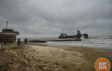 Крушение танкера в Одессе: двоих моряков госпитализировали в больницу