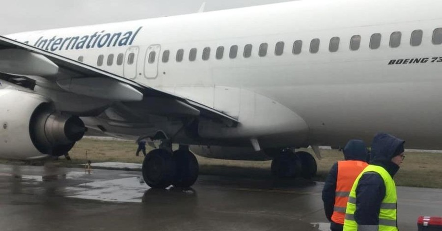 В аэропорту Львова самолет выкатился в поле