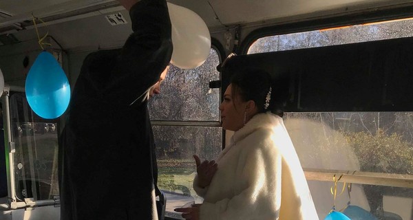 В Харькове сыграли свадьбу в троллейбусе