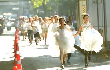 В Таиланде 300 невест устроили бег наперегонки за 100 тысяч долларов