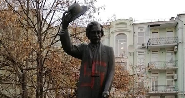 В Киеве памятник Шолом-Алейхему обрисовали свастикой