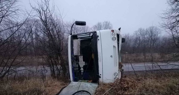 В Винницкой области на скользкой дороге перевернулся рейсовый автобус с пассажирами