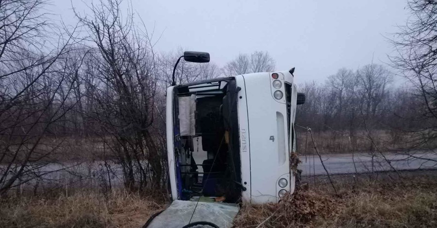 В Винницкой области на скользкой дороге перевернулся рейсовый автобус с пассажирами