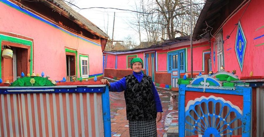 85-летняя жительница Прикарпатья превратила двор в радугу