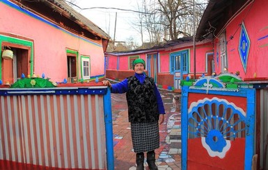85-летняя жительница Прикарпатья превратила двор в радугу