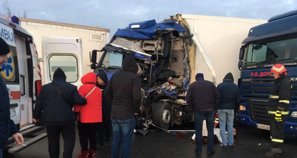 Массовая авария под Уманью: столкнулись 10 машин и автобус