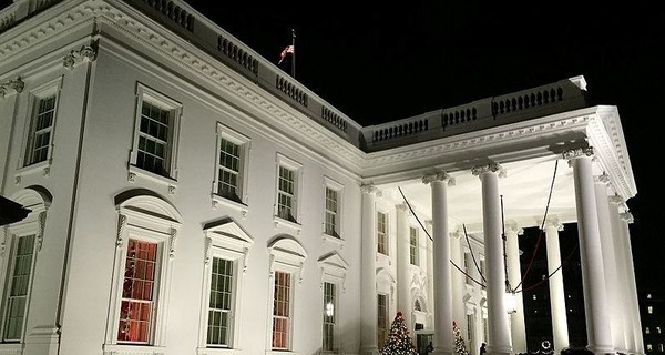В США по тревоге эвакуировали Белый Дом и подняли вертолеты
