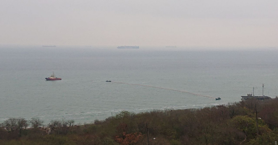 В Одессе начали собирать топливо, вылившееся в море во время крушения танкера Delfi