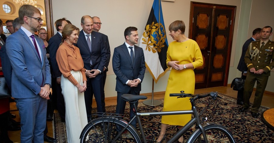 Зеленскому в Эстонии подарили велосипед дешевле, чем у Кличко
