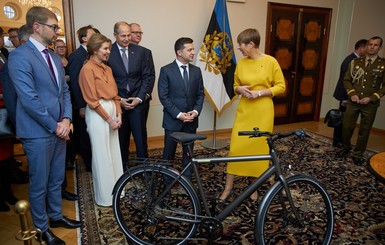 Зеленскому в Эстонии подарили велосипед дешевле, чем у Кличко