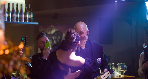 Настя Каменских страстно целовалась с Потапом на глазах у коллег