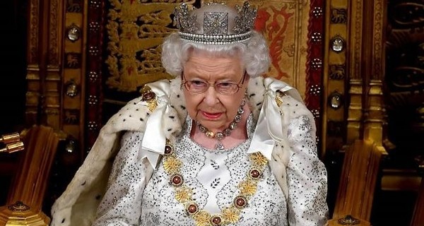 СМИ: королева Елизавета II может отречься от престола уже через полтора года