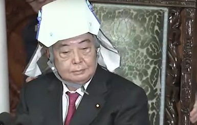 Японским депутатам выдали пластиковые шлемы - защиту от землетрясений