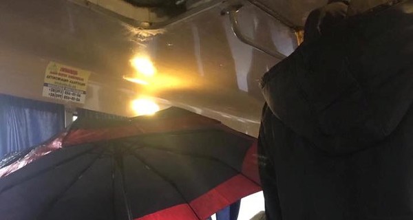 В Киеве пассажиры маршрутки открывали зонты, чтобы спастись от дождя 