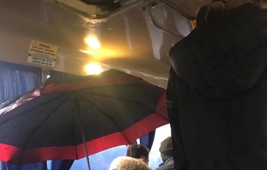В Киеве пассажиры маршрутки открывали зонты, чтобы спастись от дождя 
