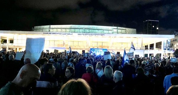 В Израиле тысячи протестующих требуют отставки Нетаньяху