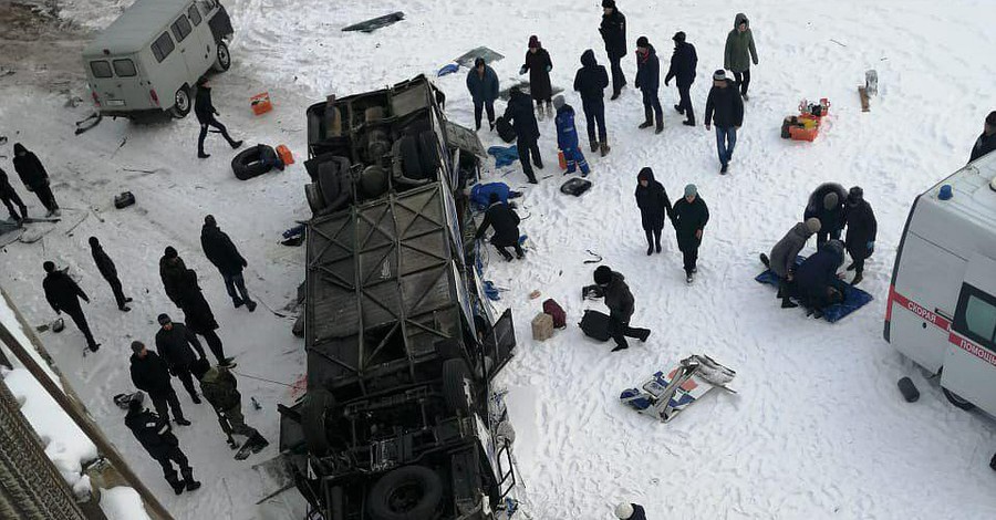 В России автобус упал с моста на лед: почти половина пассажиров погибли