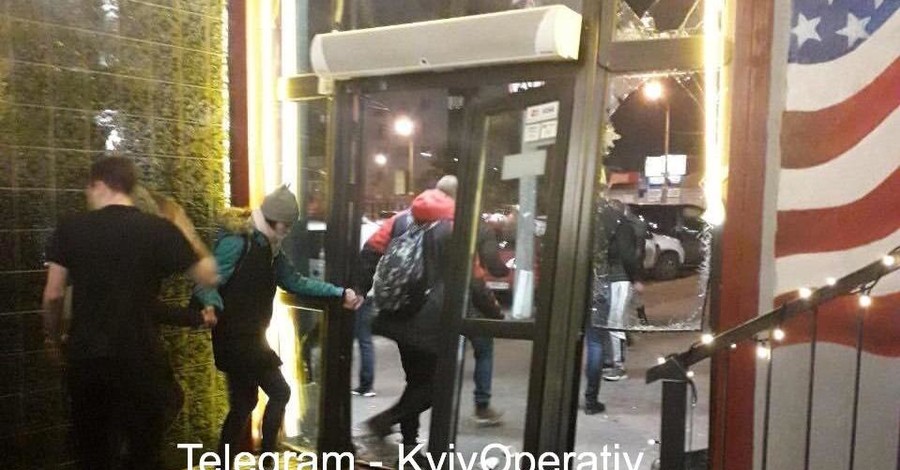 В Киеве неизвестные на машине протаранили пиццерию