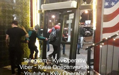 В Киеве неизвестные на машине протаранили пиццерию