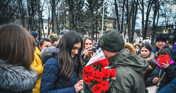 В семи городах Украины нацгвардейцы одновременно сделали необычные предложения руки и сердца