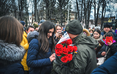 В семи городах Украины нацгвардейцы одновременно сделали необычные предложения руки и сердца