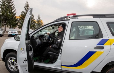 США передали Украине 88 полицейских машин