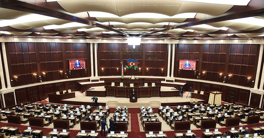 В Азербайджане состоятся первые внеочередные парламентские выборы