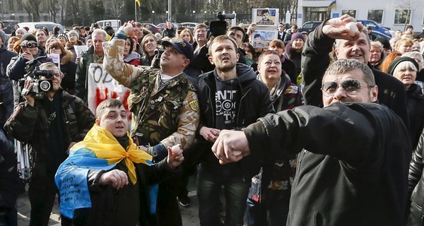 Мосийчука в России объявили в розыск – бросал в посольство яйца
