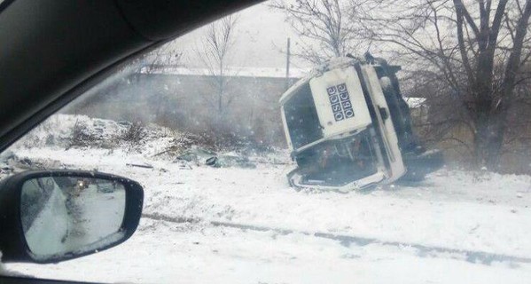 В Макеевке перевернулся автомобиль ОБСЕ