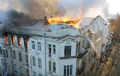 В Одессе горит колледж экономики и права: студенты выпрыгивали из окон, погибла студентка