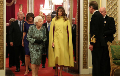 Мелания в Valentino, а Меркель - в брюках: в чем гости пришли на прием к Елизавете II 