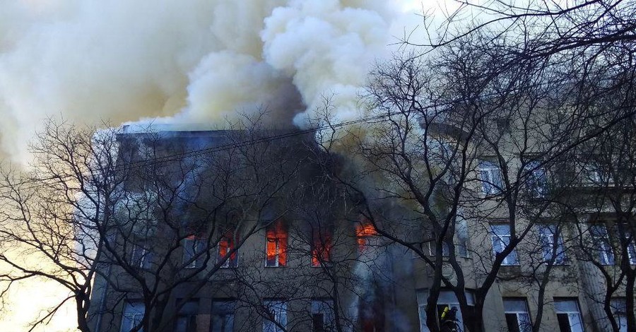 Причиной пожара в одесском колледже мог стать поломанный удлинитель