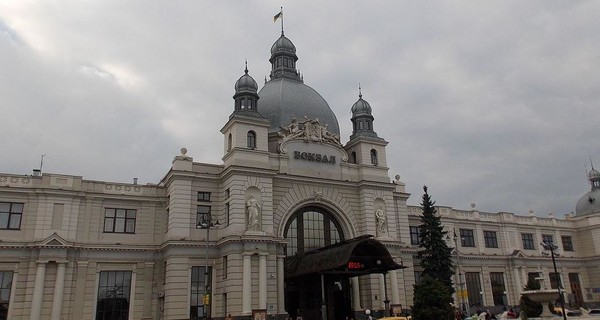Во Львове возле железнодорожного вокзала задержали мужчину со взрывчатым веществом