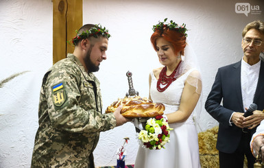 Снайпер и пулеметчик из зоны ООС сыграли свадьбу на острове Хортица в Запорожье