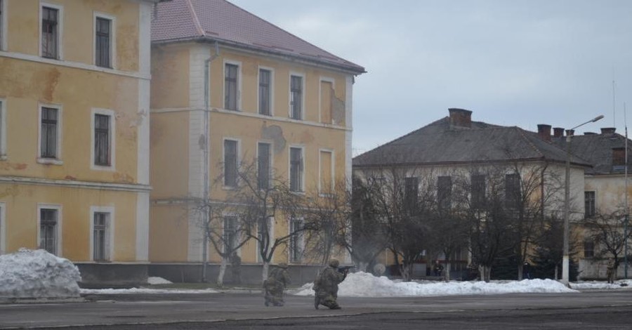 В Ужгороде военнослужащий пытался зарезать сослуживца 