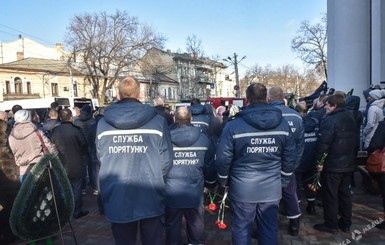В Одессе попрощались с погибшим во время тушения пожара в колледже спасателем