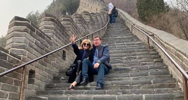 Луценко с женой нашли трипольские узоры во время поездки в Китай