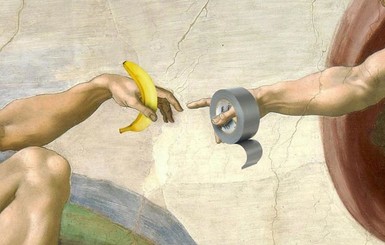 После инсталляции с бананом люди клеят к стенам разные предметы и пытаются их продать