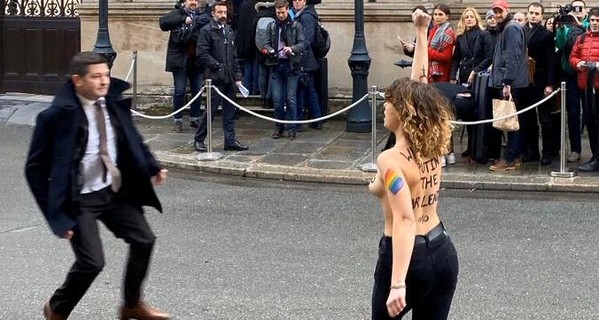Возле Елисейского дворца задержали обнаженных активисток FEMEN