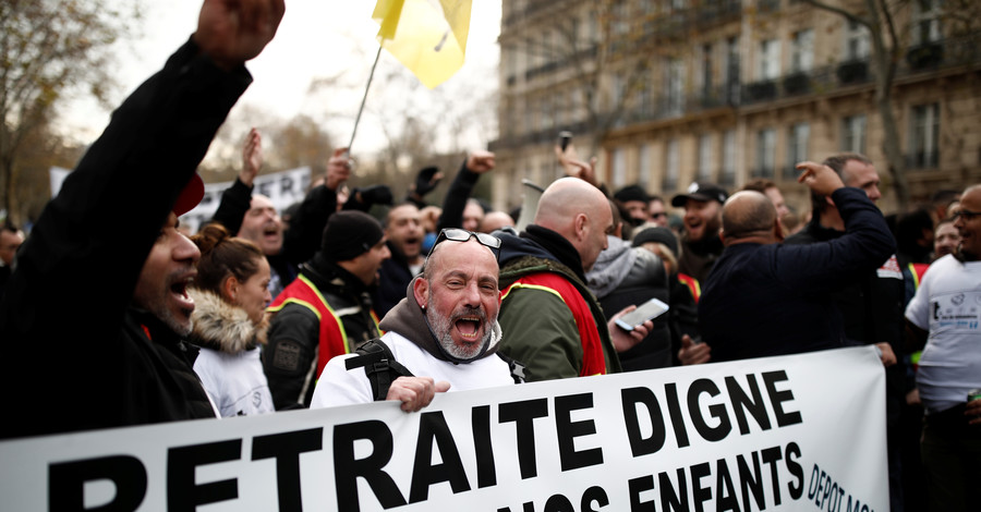 Протесты во Франции: будущие пенсионеры против президента