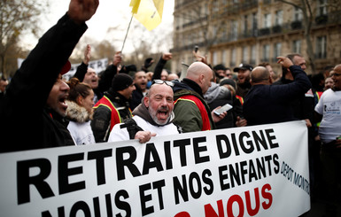Протесты во Франции: будущие пенсионеры против президента