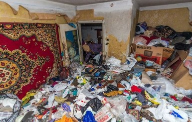 Жительница Запорожья превратила свою квартиру в помойку