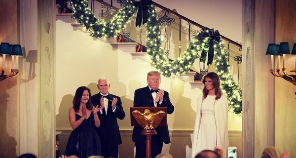 Дональд и Мелания Трамп провели традиционный рождественский бал в Белом доме