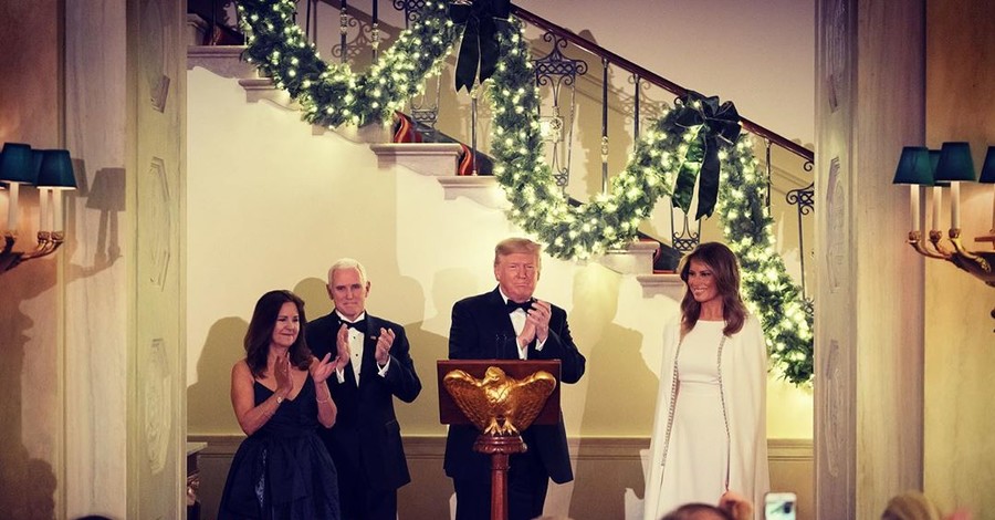 Дональд и Мелания Трамп провели традиционный рождественский бал в Белом доме