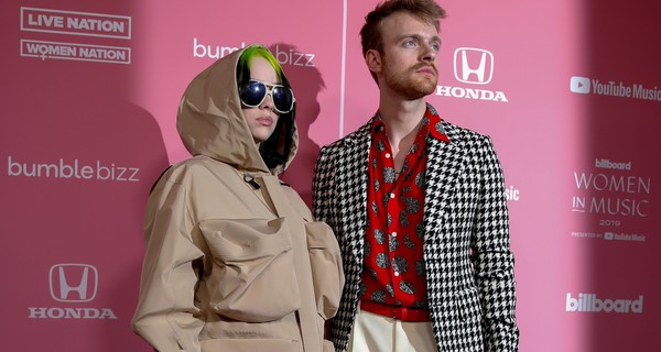 Билли Айлиш в оверсайзе и Тейлор Свифт в комбезе с цепями: лучшие наряды звезд на Billboard Women in Music 2019