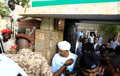 Экс-президента Судана приговорили к 2 годам тюрьмы за коррупцию