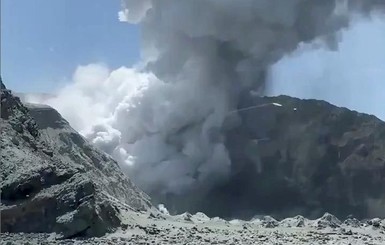 Во время извержения вулкана в Новой Зеландии погибли 16 человек